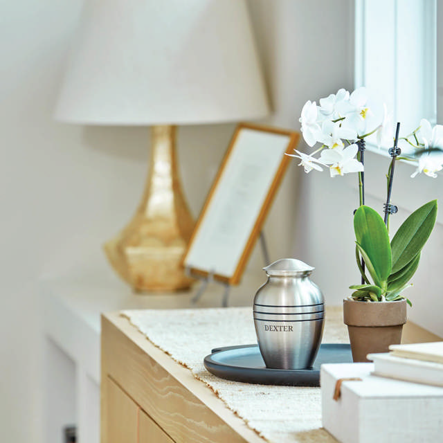 Classic Pewter, Small Urn