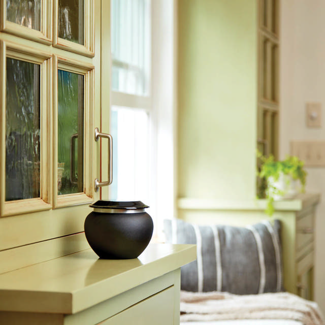 Pagoda Onyx, Small Urn